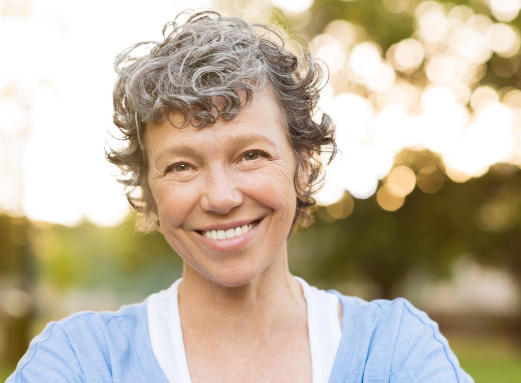 Femme senior souriante, portrait
