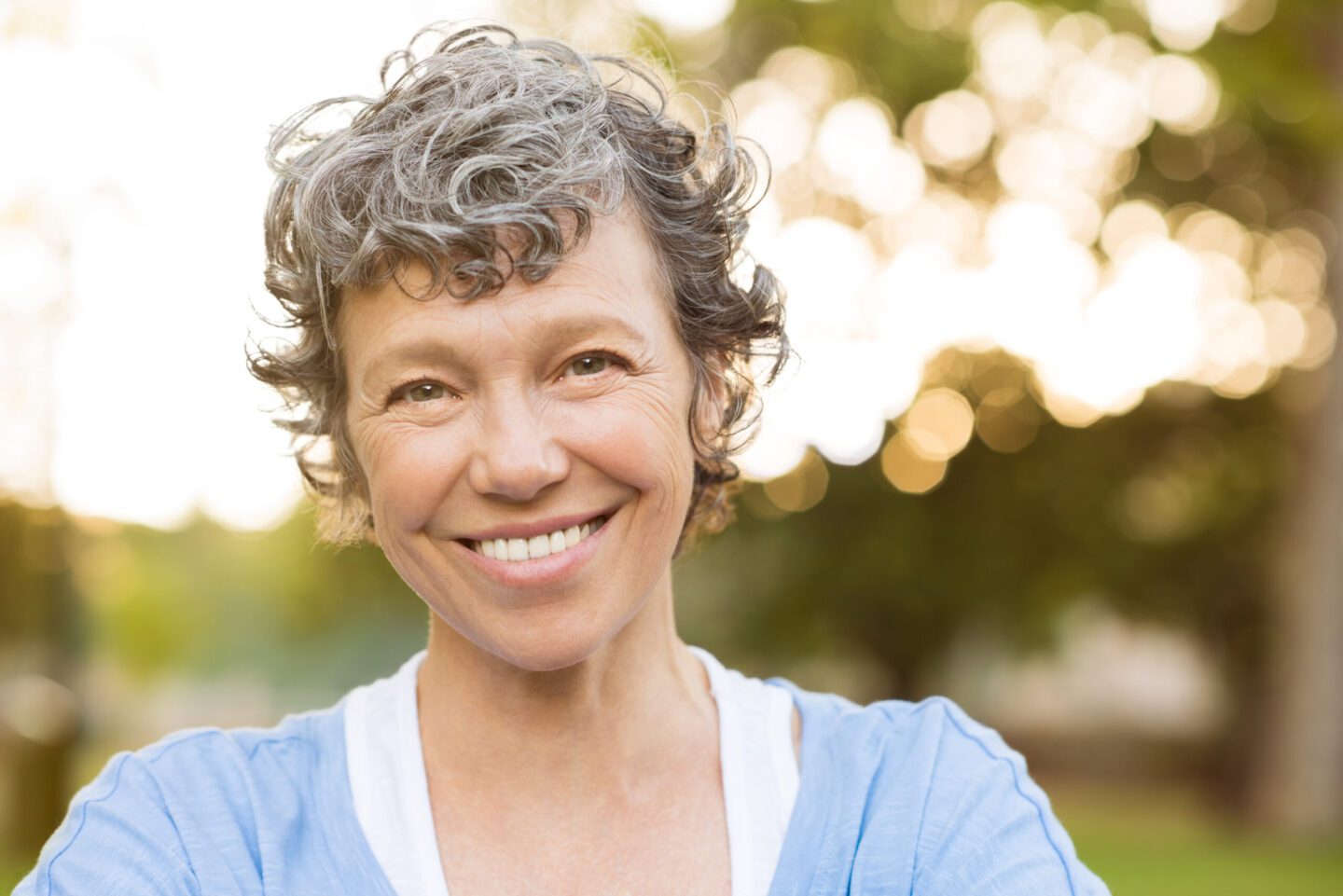 Femme senior souriante, portrait