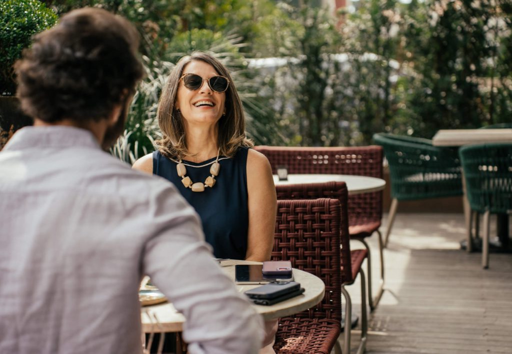 Femme senior élégante et épanouie